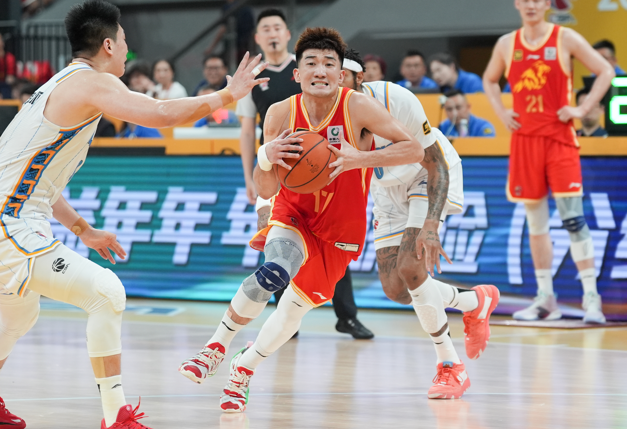 清晨CBA常规赛传出新动向；广厦男篮状态回暖；管理层表态——压力陡增；数据趋势出现新变化(广厦男篮对阵山东男篮)