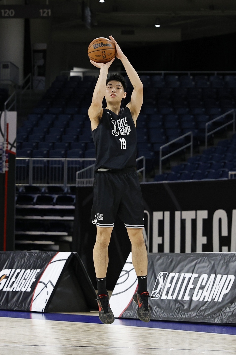 这也行？清晨布鲁克林篮网备战NBA总决赛里尔围绕CBA常规赛队长鼓劲，切尔西窗口期队长鼓劲的简单介绍